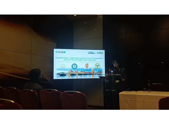 实验室硕士同学郑佩林在英国伦敦召开的学术会议IEEE INFOCOM上做报告